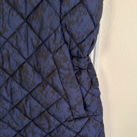 Athleta black & navy quilted puffy vest - Picture 4 of 11